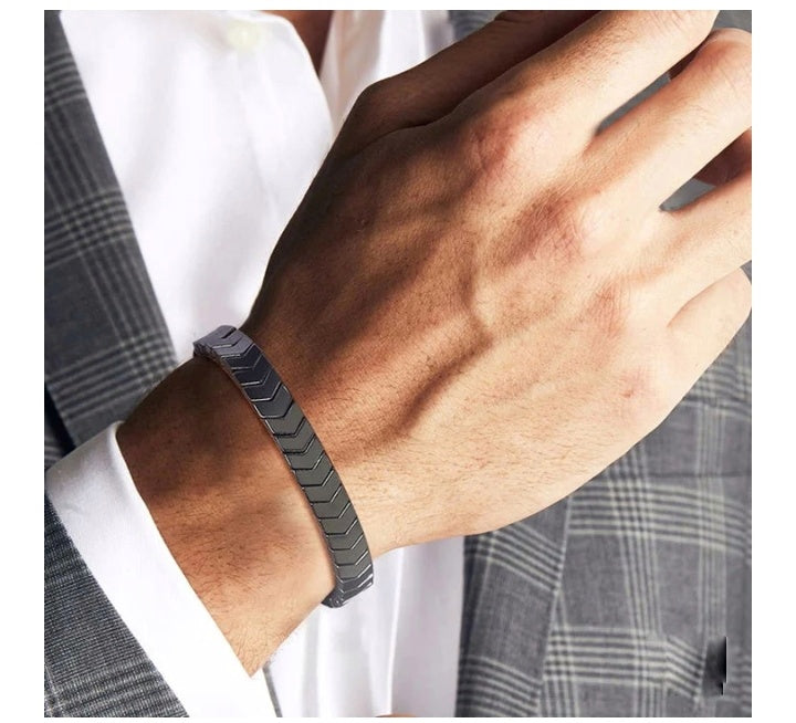 Men’s Premium Black Stainless Steel Bracelet – Modern Arrow Design | Luxury Minimal Style
